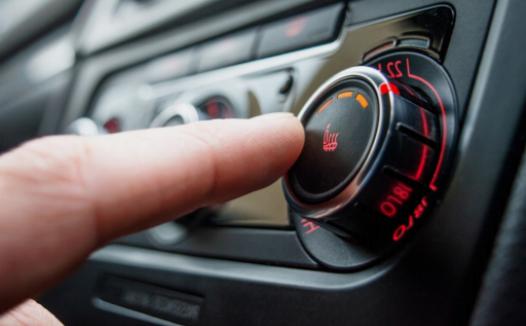 奇妙な匂いを無視しないでください：車のエアコンの問題の可能性