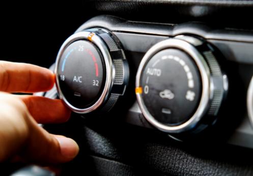 車のエアコンから聞こえるガタガタ音やバンバン音を無視する危険性