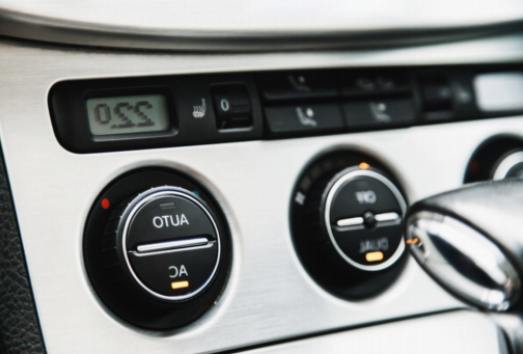 車のエアコンをスムーズに動作させるための電気部品の役割
