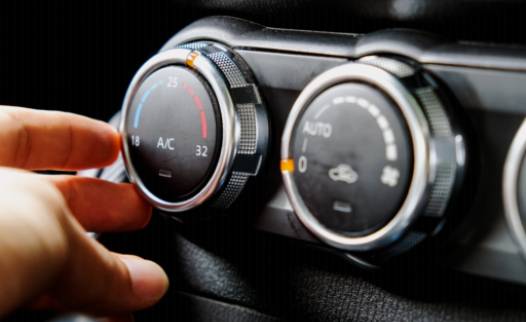 車のエアコンシステムにおける冷媒漏れを無視する危険性