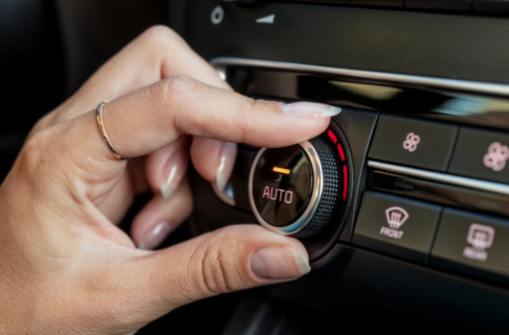 車のエアコン冷媒を定期的に点検および交換する重要性