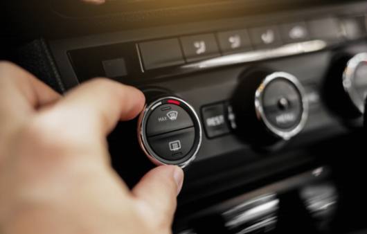 車のエアコン漏れ：道路で涼しく過ごすために知っておくべきこと